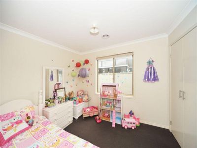 8 Crossley Avenue, Epsom