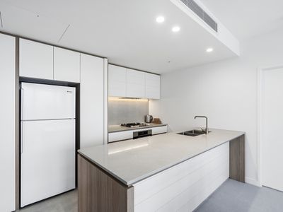 2004 / 12 PHILIP AVENUE, Broadbeach