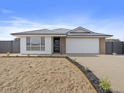 30 Lewis Crescent, Finley