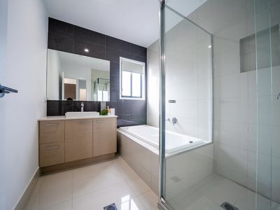 5 / 12 Luther James Close, Doolandella
