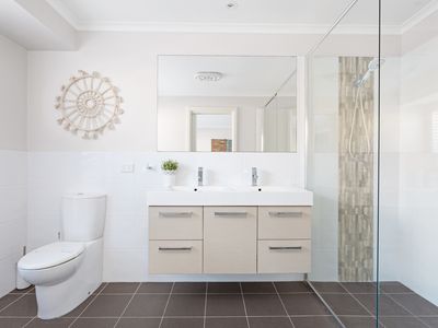 52 The Southern Parkway, Forster