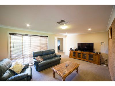 8 Currawong Road, Dubbo