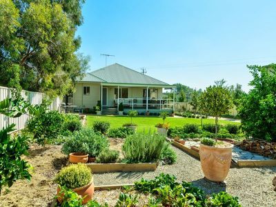 8 Ready Street, Rutherglen