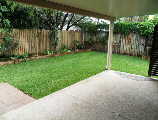 Walk to Noosa River! image 4
