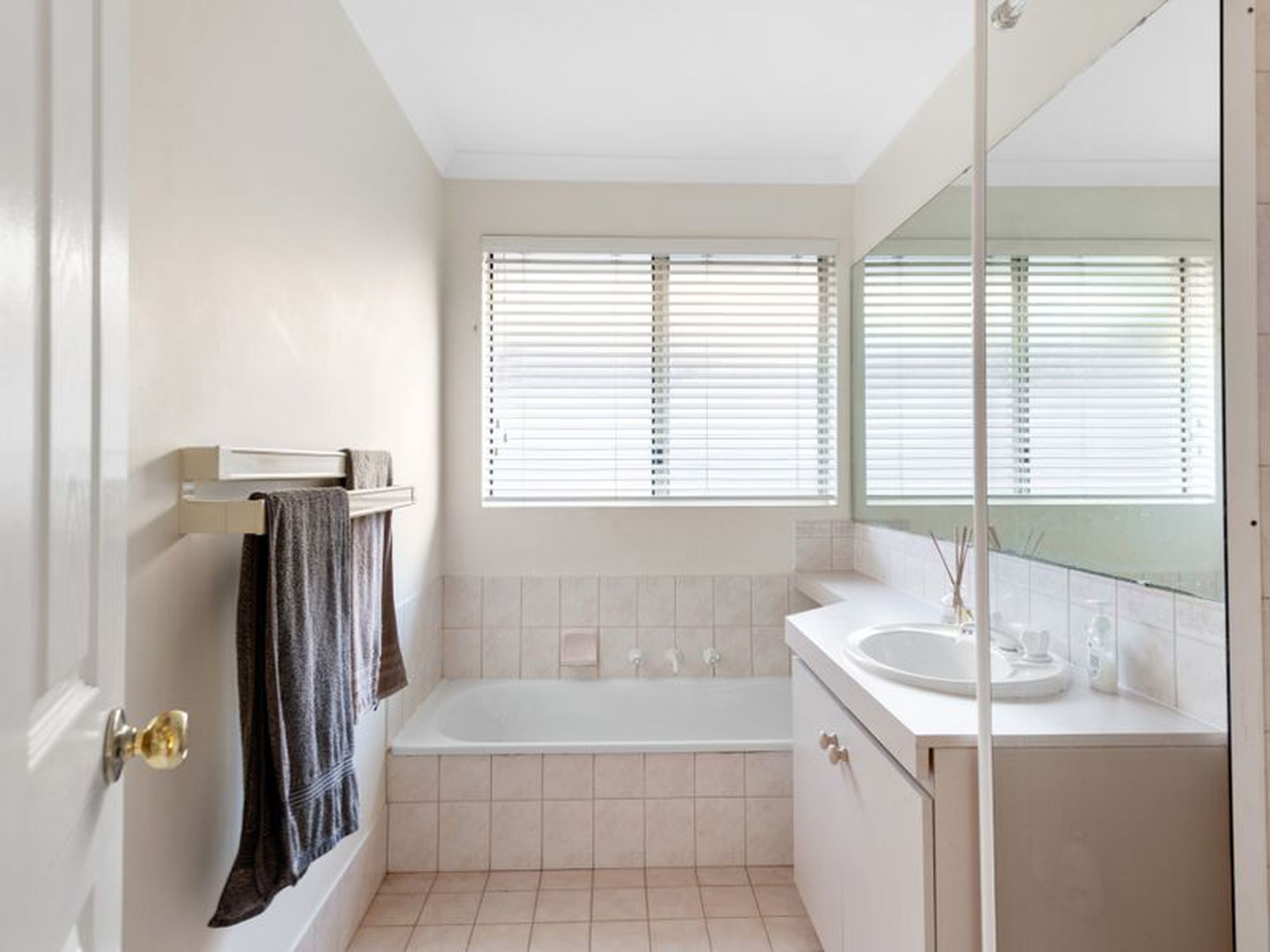 10B Riverina Way, Hannans