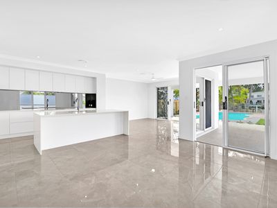 5 Park Ave, Broadbeach Waters