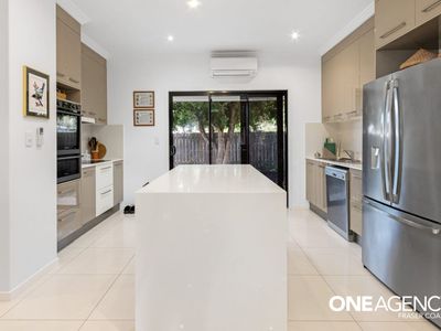 1 / 19 King Street, Urangan