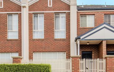 33 The Crest, Attwood