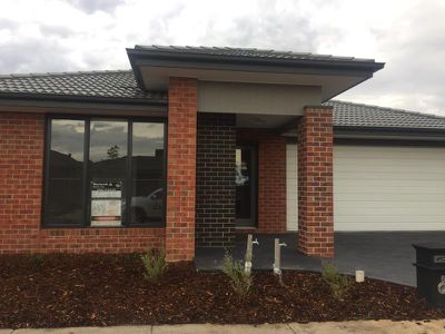 8 Wolomina Crescent, Werribee