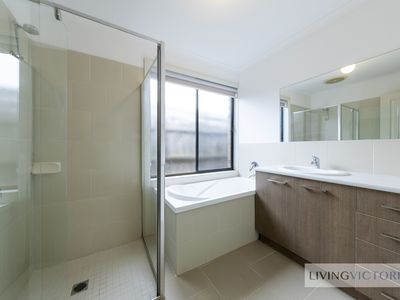 4 / 43 Acacia Crescent, Melton South