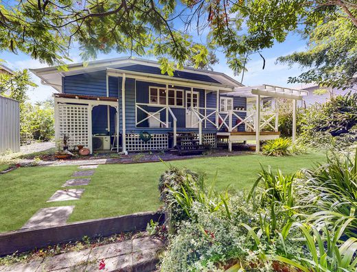 Charming Queenslander in Old Tewantin image 17