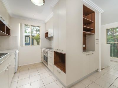 2 / 4 Locke Street, Southport