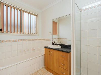 4 / 96 Thames Boulevard, Werribee