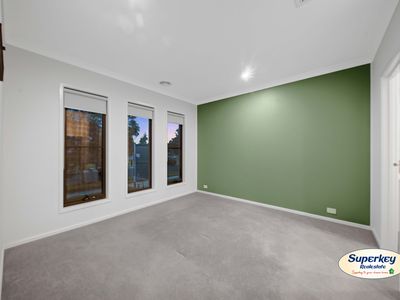 32 Chromite Circuit, Weir Views