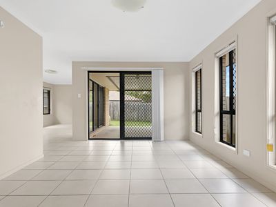 10 Daisy Street, Springfield Lakes