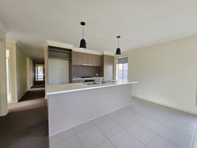 7 Romek Way, Truganina