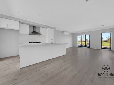 5 Lopes Walk, Clyde North
