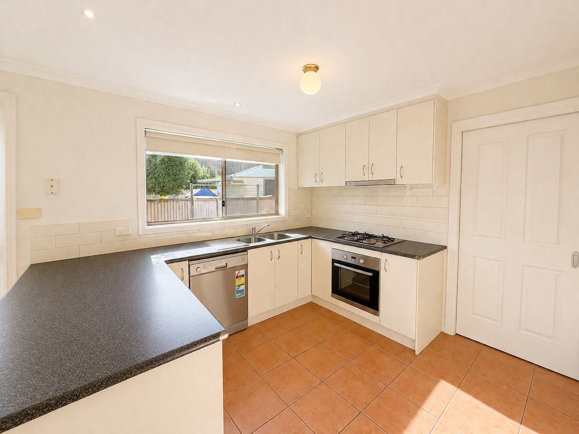 2 / 10 Dixon Avenue, Werribee