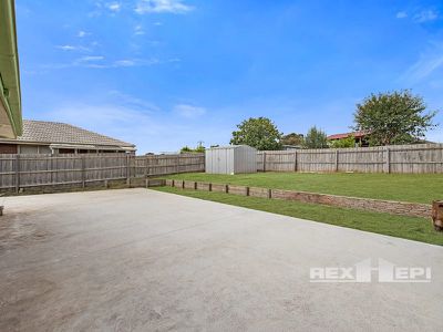 6 Thomas Crescent, Cranbourne