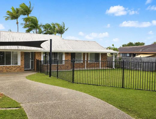 Family home in a great street. image 1