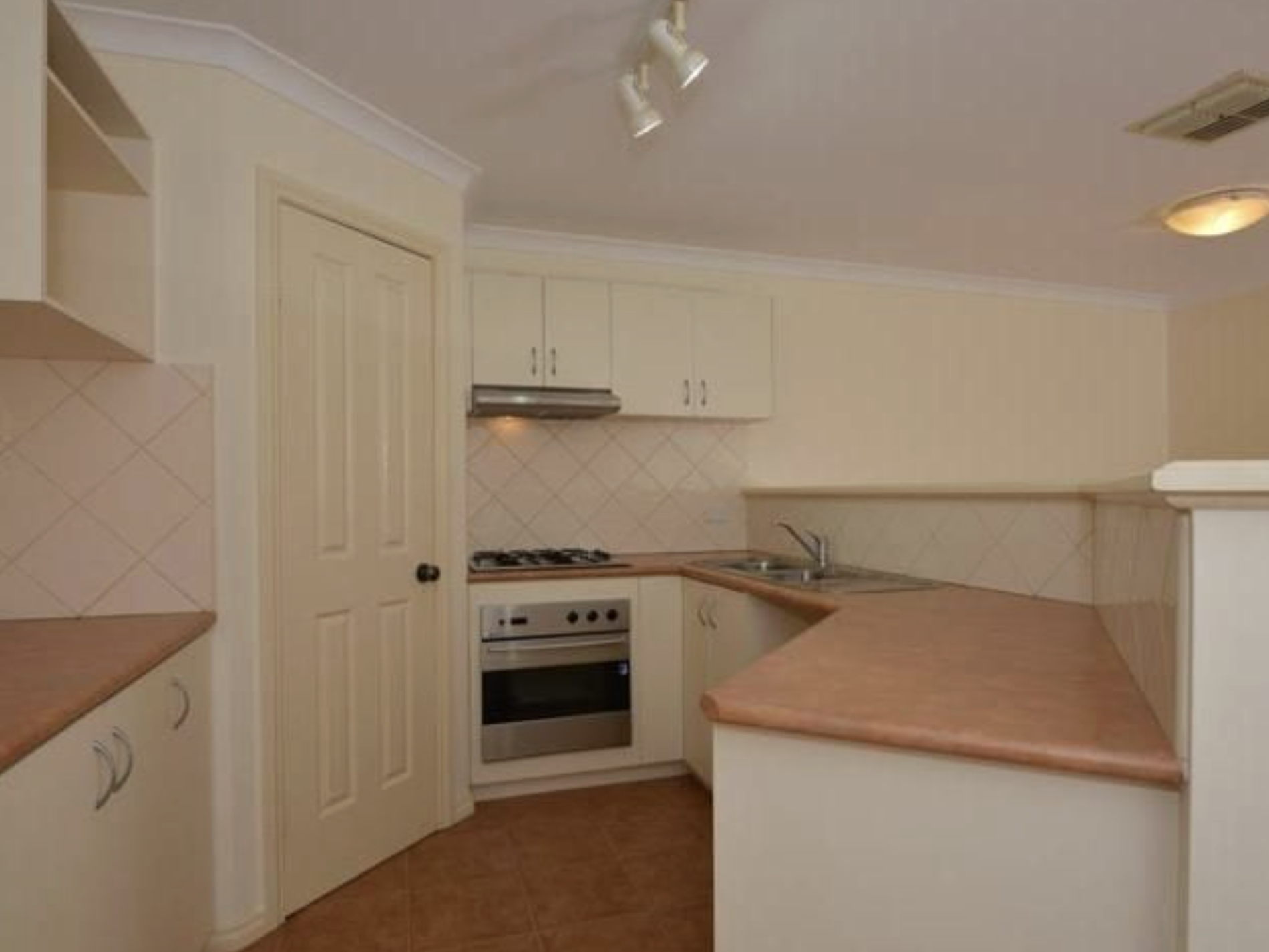 8 / 10 Great Eastern Highway, Somerville