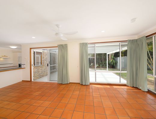 SPACIOUS HOME WITH PARK RESERVE BACKDROP image 3