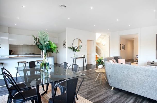 2 / 8 Gretna Court, Greenvale