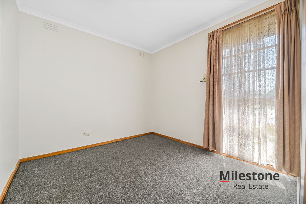 13 Fairbairn road, Cranbourne
