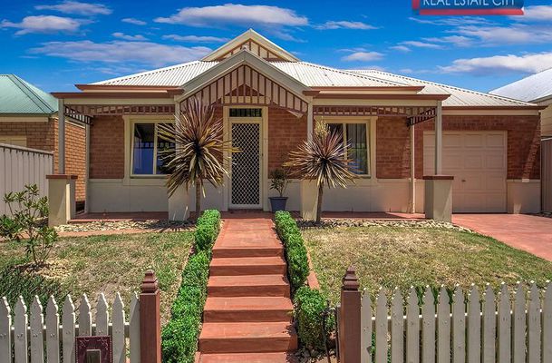 84 Hamilton Hume Parade, Craigieburn