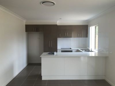 83  Crossacres , Doolandella