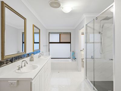 27 Dickenson Way, Booragoon