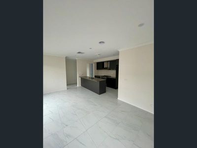 8 Breezy Circuit, Werribee