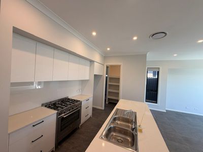 101 Sixteenth Avenue, Austral