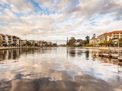 411  /  2 Moreau Parade, East Perth