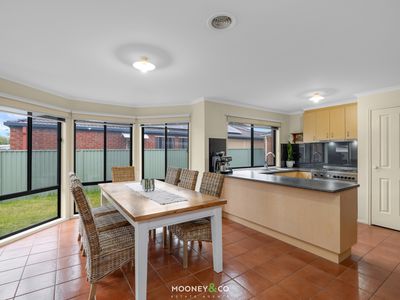 2 Oak Post Place, Cranbourne East