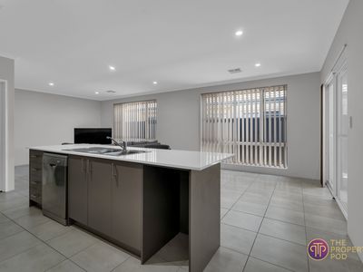 4 Sunstone Boulevard, Treeby