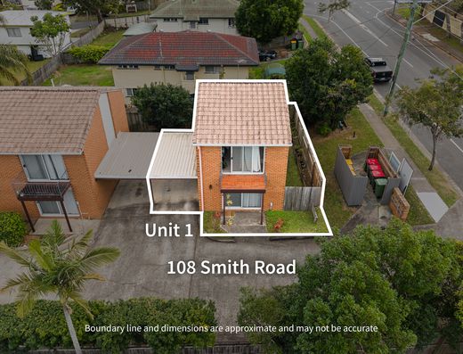 Low Maintenance Brick Townhouse!
