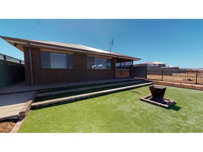 24 Waterfall Crescent, Dubbo