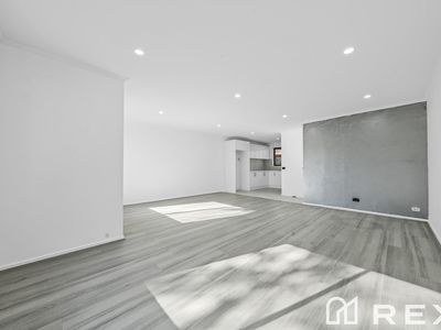 5 / 16 Heywood Crescent, Cranbourne North