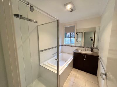 1 / 6 Harness Court, Truganina