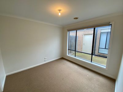 1 / 12 Montana Drive, Werribee