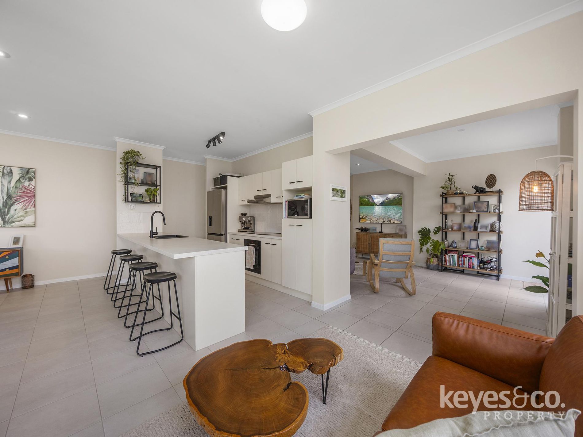 10 Carisbrooke Court, Annandale