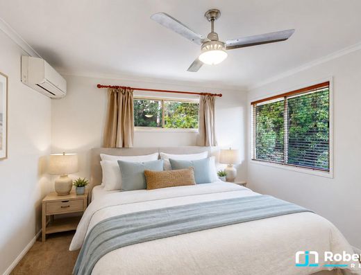 Spacious Family Living Opposite Tewantin Golf Course image 13