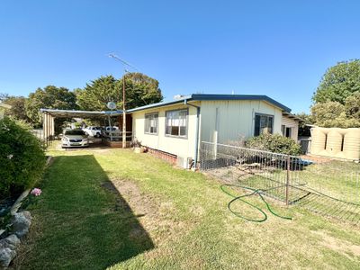 472 MACAULEY STREET, Hay