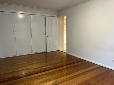 2 / 33 The Avenue, Belmont