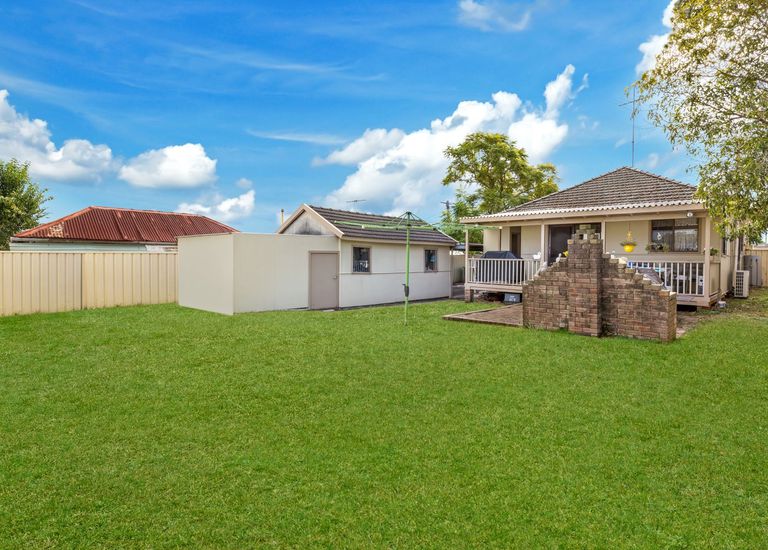 2 McLaren St, Carramar