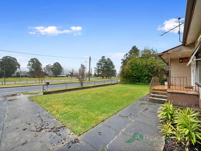 10 Lakeside Avenue, Mount Beauty