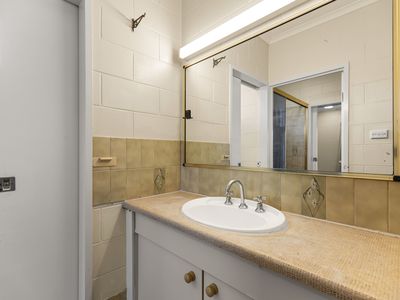 25 Hollywood Boulevard, White Rock