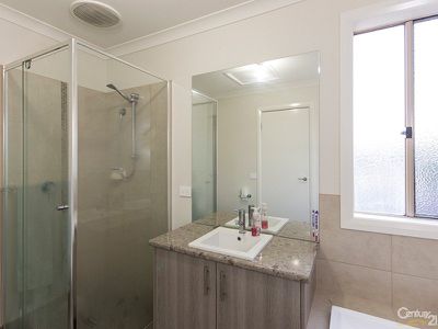 8 Devlin Place, Cranbourne North