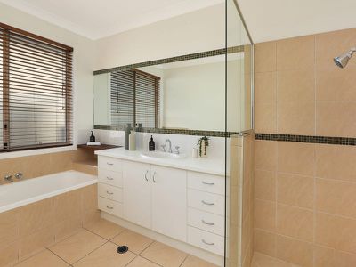 7 Bonaire Court, Kawana Island
